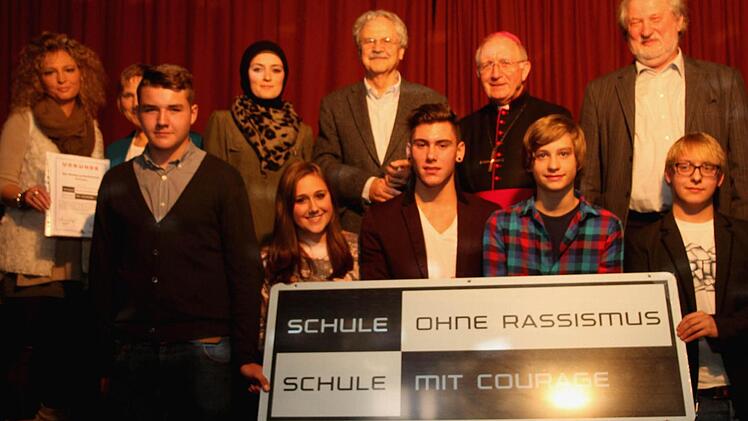 Bei der Übergabe des Preises die Schüler (vordere Reihe von links)Maximilian Bauer, Anna Stappenbacher, Nicolas Arvanitis, Christian Reinhardt und Tim Grubert; dahinter von links die Lehrerinnen Corinna Hartwich-Beck, Maria Brasch-Engel, Zehranur Aksu, Paul Maar, Weihbischof Ulrich Boom und Schulleiter Hendryk Heckl.