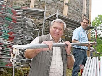Jetzt geht's los, freuen sich Förster Albin Schmidt (vorne) und der Stadtsteinacher Bürgermeister Roland Wolfrum. In dieser Woche wird das Gerüst gestellt, nächste Woche wird die Burgruine ihren Wintermantel los, und die Sanierung kann beginnen. Foto: Sonja Adam