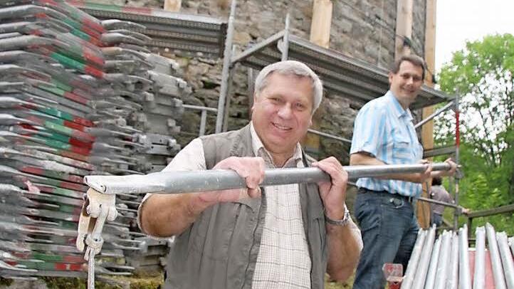 Jetzt geht's los, freuen sich Förster Albin Schmidt (vorne) und der Stadtsteinacher Bürgermeister Roland Wolfrum. In dieser Woche wird das Gerüst gestellt, nächste Woche wird die Burgruine ihren Wintermantel los, und die Sanierung kann beginnen. Foto: Sonja Adam