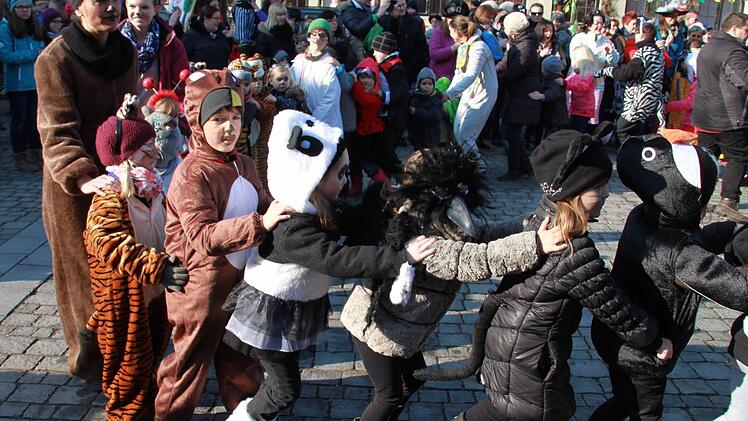 Dann ging sie los, die Polonaise... Foto: Miriam Hegner