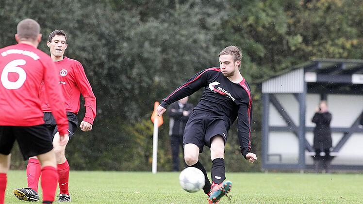 Thomas Büttner (Vorra) zieht ab, der Ball geht aber über das Tor.