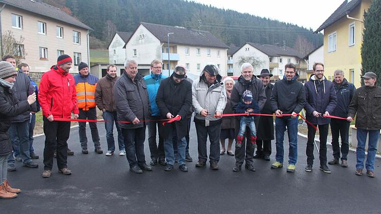 Sie freuen sich, dass durch die Sanierung der Straße am Thünahof die Lebens- und Wohnqualität gesteigert werden konnte. Foto: Veronika Schadeck