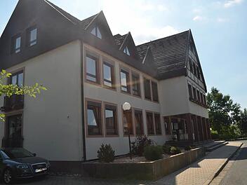 An der Nordfront des Stockheimer Rathauses (links) soll ein Aufzug entstehen. Ferner werden alle Fenster ausgetauscht. Dazu kommen zahlreiche Veränderungen im Innern.  Foto: Karl-Heinz Hofmann