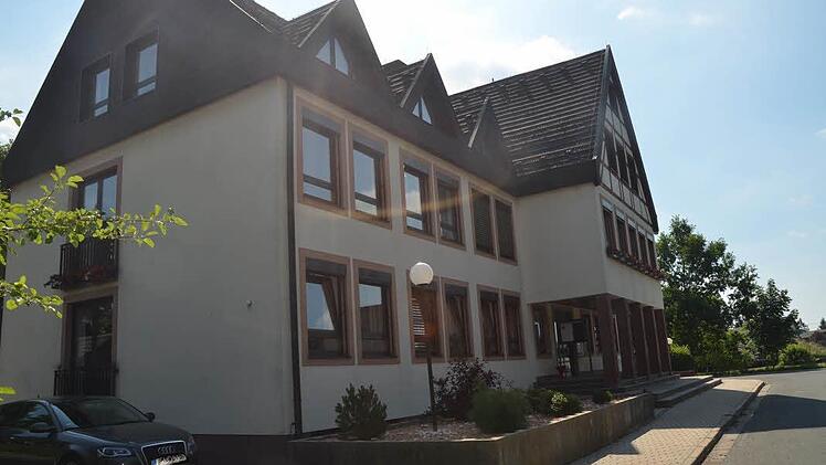 An der Nordfront des Stockheimer Rathauses (links) soll ein Aufzug entstehen. Ferner werden alle Fenster ausgetauscht. Dazu kommen zahlreiche Veränderungen im Innern.  Foto: Karl-Heinz Hofmann