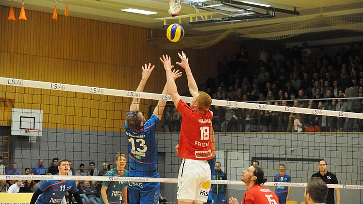 1:3 gegen den Tabellenführer verloren, aber wieder viele Sympathie-Punkte gewonnen haben Hammelburgs Volleyballer (blaue Trikots). Foto: Hopf