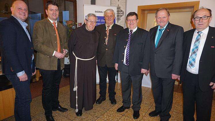 Bei Handwerkertag auf dem Kreuzberg trafen sich (von links): Bürgermeister Georg Seiffert, Sandro Kirchern (MdL), Pater Martin Domogalla, Kreishandwerkersmeister Bruno Werner, Josef Demar (stellvertretender Landrat), Ehrenpräsident Hugo Neugebauer und der Präsidenten der Unterfränkischen Handwerkskammer Walter Heuslein.  Foto: Marion Eckert