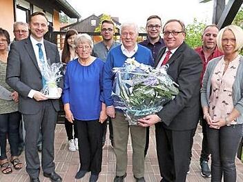 Im Kreise der Familie feierten Erich und Karin Orleth ihre Diamantene Hochzeit; links vom Jubelpaar B&uuml;rgermeister Robert Bosch und rechts daneben stellvertretender Landrat Dieter Schaar. Foto: Werner Rei&szlig;aus