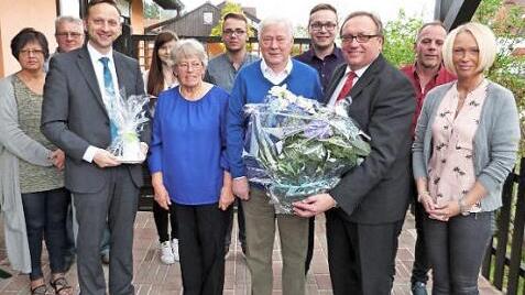 Im Kreise der Familie feierten Erich und Karin Orleth ihre Diamantene Hochzeit; links vom Jubelpaar B&uuml;rgermeister Robert Bosch und rechts daneben stellvertretender Landrat Dieter Schaar. Foto: Werner Rei&szlig;aus