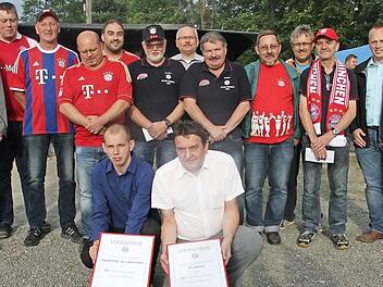 Diese Mitglieder wurden geehrt: Mit im Bild die Bürgermeister und Schirmherren Timo Ehrhardt und Thomas Löffler (links und rechts), die Vorsitzenden der Fan-Clubs Bernd Seifert und Roland Fuchs (vorne knieend). Foto: Veronika Schadeck