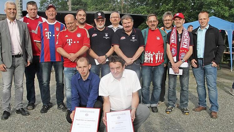 Diese Mitglieder wurden geehrt: Mit im Bild die Bürgermeister und Schirmherren Timo Ehrhardt und Thomas Löffler (links und rechts), die Vorsitzenden der Fan-Clubs Bernd Seifert und Roland Fuchs (vorne knieend). Foto: Veronika Schadeck