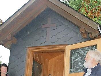 Amalie Förtsch stellte die Flurkapelle vor, die Anfang des 20. Jahrhunderts von ihren Urgroßeltern erstellt wurde - mit im Bild: Der Kreisfachberater a. D. Christian Kreipe. Foto: Veronika Schadeck