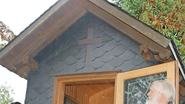 Amalie Förtsch stellte die Flurkapelle vor, die Anfang des 20. Jahrhunderts von ihren Urgroßeltern erstellt wurde - mit im Bild: Der Kreisfachberater a. D. Christian Kreipe. Foto: Veronika Schadeck