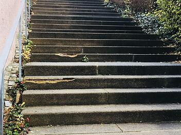 Die Treppe vom Dorfplatz zur Kirche weist erhebliche Schäden auf.  Foto: Andreas Lomb