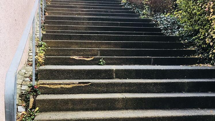 Die Treppe vom Dorfplatz zur Kirche weist erhebliche Schäden auf.  Foto: Andreas Lomb
