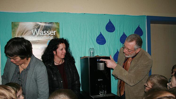 Das erste Glas Wasser aus dem neuen Wasserspender bekam Bürgermeister Waldemar Bug.Gabriele Sell