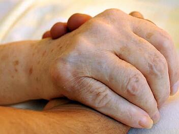 Würdevoll leben bis zuletzt, dieses Thema hat sich der Hospizverein Bad Kissingen auf die Fahne geschrieben und lud zum Hospiztag ein. Foto: Rainer Jensen/dpa