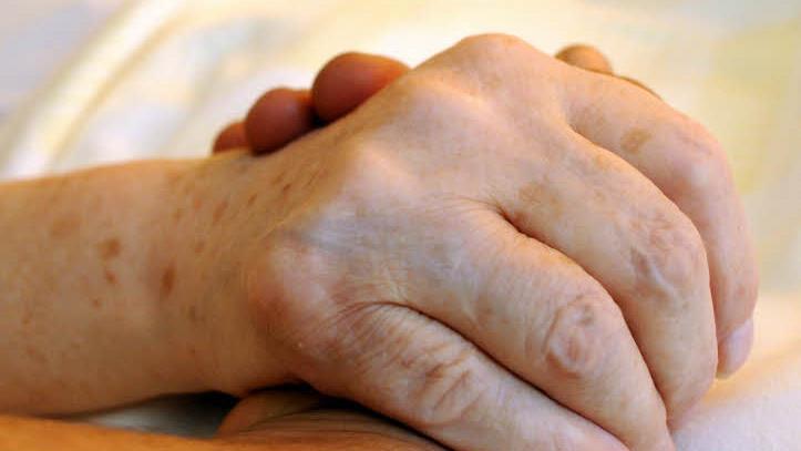Würdevoll leben bis zuletzt, dieses Thema hat sich der Hospizverein Bad Kissingen auf die Fahne geschrieben und lud zum Hospiztag ein. Foto: Rainer Jensen/dpa