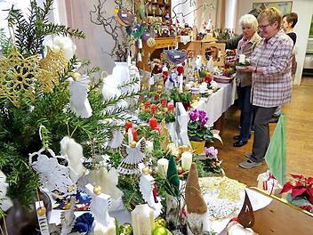 Das Angebot beim Harsdorfer Adventsbasar war groß. Foto: Dieter Hübner