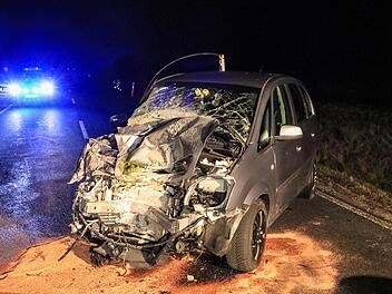 Bei Grettstadt kam es am Dienstagnachmittag zu einem schweren Unfall mit Traktor. Foto: NEWS5 / Merzbach