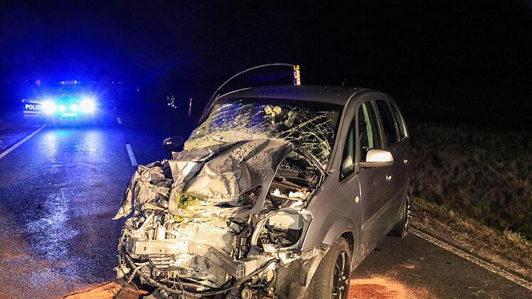 Bei Grettstadt kam es am Dienstagnachmittag zu einem schweren Unfall mit Traktor. Foto: NEWS5 / Merzbach