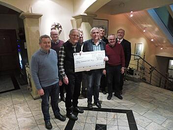 1000 Euro spendete der Männergesangverein Weißenbrunn an die "Stiftung krebskranker Kinder" in Coburg. Unser Bild zeigt (von links) Edgar Schmidt, Herbert Spindler, Franz Kluge, Jürgen Vießmann, Willi Wich, Gerhard Pohl, Bernhard Kapler und Bürgermeister Egon Herrmann. Foto: Dieter Wolf