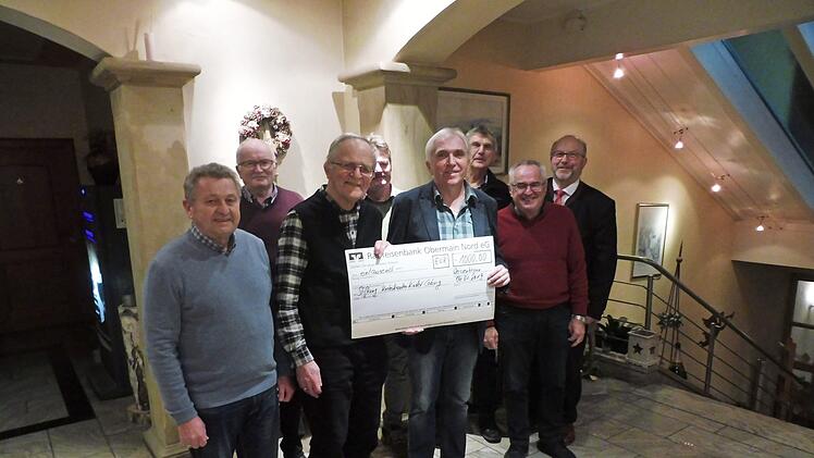 1000 Euro spendete der Männergesangverein Weißenbrunn an die "Stiftung krebskranker Kinder" in Coburg. Unser Bild zeigt (von links) Edgar Schmidt, Herbert Spindler, Franz Kluge, Jürgen Vießmann, Willi Wich, Gerhard Pohl, Bernhard Kapler und Bürgermeister Egon Herrmann. Foto: Dieter Wolf