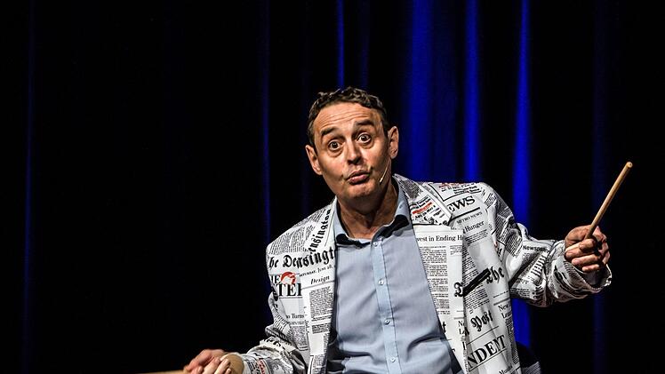 Heftigen Applaus verdiente sich das Trio TBC beim Gastspiel im ausverkauften Coburger Kongresshaus Rosengarten mit seinem satirischen Jahresrückblick.Foto: Jochen Berger