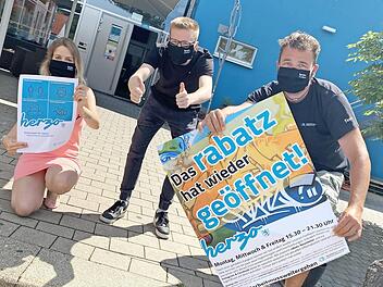 Sabrina Gapp (Berufspraktikantin), Angelo Daum (Bundesfreiwilligendienst) und Thomas Schönfelder (pädagogischer Mitarbeiter) freuen sich auf ihre Besucher. Foto: privat