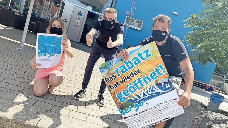 Sabrina Gapp (Berufspraktikantin), Angelo Daum (Bundesfreiwilligendienst) und Thomas Schönfelder (pädagogischer Mitarbeiter) freuen sich auf ihre Besucher. Foto: privat