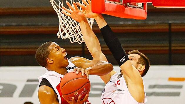 Bambergs Devon Hall (am Ball) setzte sich gegen den Ex-Bamberger Johannes Richter, der am Sonntag seinen 27. Geburtstag feierte, unter dem Gie&szlig;ener Korb durch und erzielte zwei seiner 20 Punkte.  Foto: Daniel L&ouml;b
