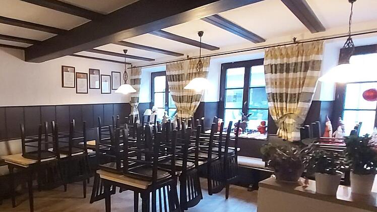 Seit Mitte November stehen die Stühle im Brauereigasthof Drei Kronen in Scheßlitz auf den Tischen, Inhaber Josef Lindner kann nicht verstehen, dass die Anträge auf Überbrückungshilfen für den Winter viel bürokratischer geworden sind als noch im Frühjahr.  Foto: Josef Lindner