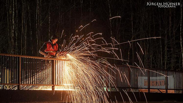 Ein Arbeiter hat zunächst das Geländer abgefräst. Foto: Jürgen Hüfner