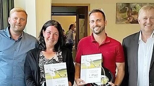 Bei der Siegerehrung (v.&nbsp;l.): Florian R&uuml;ckel (Pr&auml;sident Golfclub Steigerwald), Stephanie Kramer (Siegerin Damen Brutto), Patrick Steinbr&uuml;ckner (Sieger Herren Brutto), Axel Rogner (Organisator Lions-Club Aischgrund)