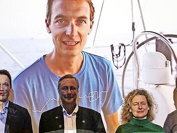 Der neu gew&auml;hlte Vorstand des Alpenvereins: Jugendreferent Lorenz Mrohs, Dritter Vorsitzender Roberto Henkel, der bisherige Vorsitzende Klaus M&uuml;ller, Zweite Vorsitzende Astrid M&uuml;ller, Schatzmeister Reinhold Kraus, Schriftf&uuml;hrer Leonhard Fischer (v...