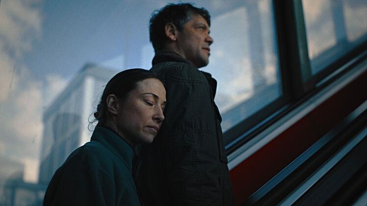 Nadine (Aenne Schwarz) und ihr Partner Paul (Carlo Ljubek) lernten sich vor Jahren auf der Arbeit kennen. Nun scheint sich eine Kluft zwischen den beiden zu bilden.