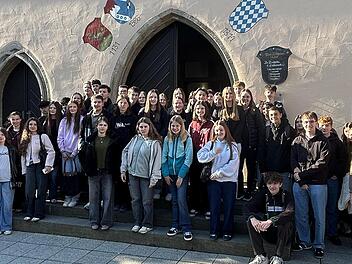 Auf der Freitreppe vor dem Rathaus in M&uuml;nnerstadt freuen sich die deutschen und franz&ouml;sischen Austauschpartner bei bestem Wetter &uuml;ber den Empfang durch die Stadt. Begleitet werden die Stenayer G&auml;ste von den Lehrkr&auml;ften Isaline Philippe und El&eacute;a Co...