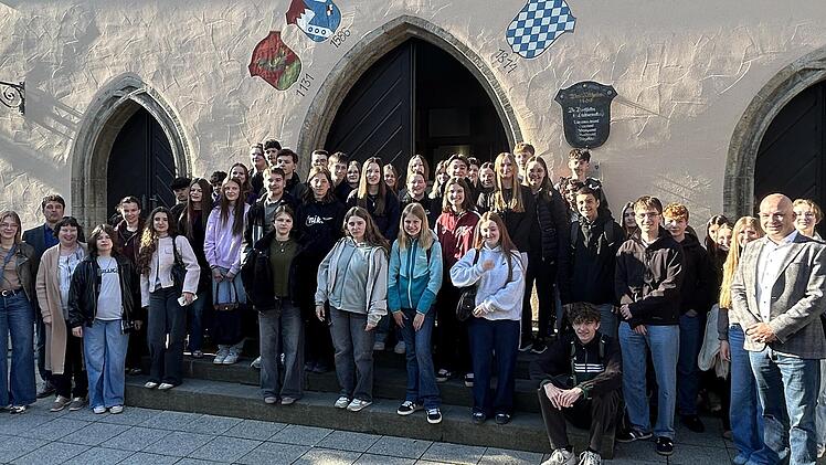 Auf der Freitreppe vor dem Rathaus in M&uuml;nnerstadt freuen sich die deutschen und franz&ouml;sischen Austauschpartner bei bestem Wetter &uuml;ber den Empfang durch die Stadt. Begleitet werden die Stenayer G&auml;ste von den Lehrkr&auml;ften Isaline Philippe und El&eacute;a Co...