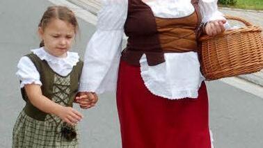 Auch Christina und Elvira Weigand vom Imkerverein Itzgrund haben sich in Schale geschmissen.