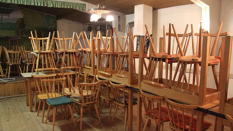 Hochgestellte Tische und Bänke im Waldfreundeheim - diese Zeiten sind vorbei, das Waldfreundeheim über der Wolfskehle darf wieder genutzt werden. Foto: Sonja Adam