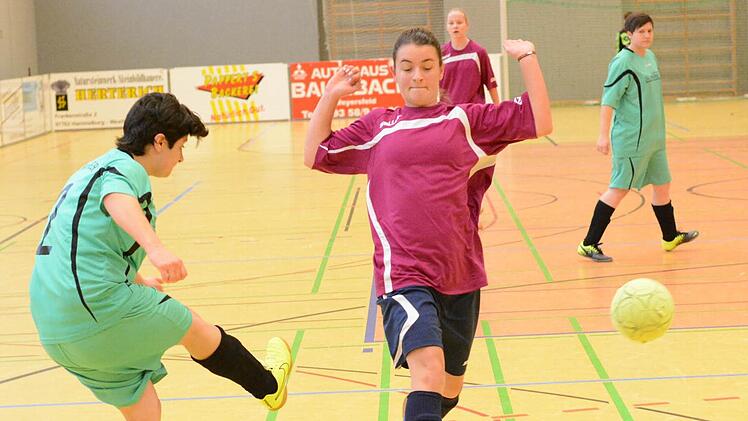 Szene aus dem Spiel des FC Hammelburg II (in grün) gegen den SV Langendorf. Foto: ssp