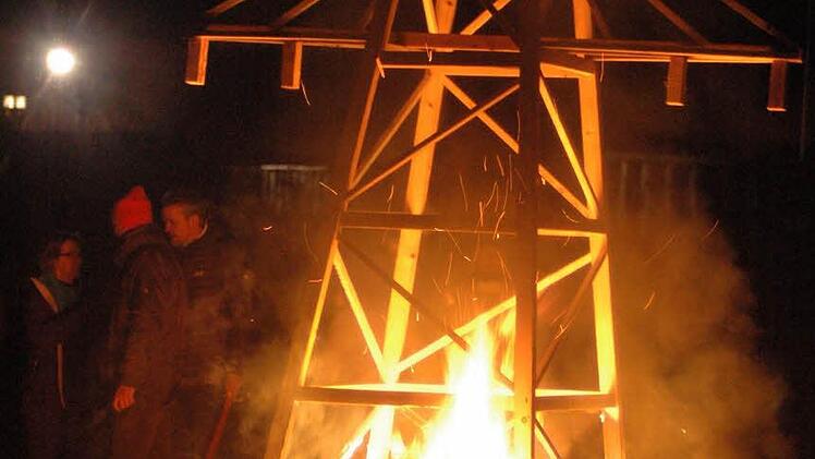 Der symbolische Holz-Strommast brannte bei der Demo in Römershag. Foto: Sebastian Schmitt-Mathea