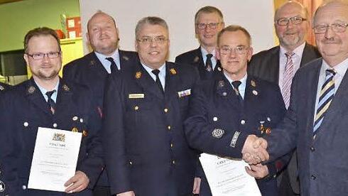 Ehrenzeichen in Silber und Gold gab es für langjährigen aktiven Dienst. Von links: Christian Höfner (Vorsitzender), Gerhard Zapf (25 Jahre), Bernd Schubert (25 Jahre), KBI Matthias Schuhbäck, Thomas Friedrich (Kommandant), Wolfgang Wohlrath (40 Jahre), Bürgermeister Egon Herrmann, Bernd Steger (Landratstellvertreter). Fotos: Karl-Heinz Hofmann