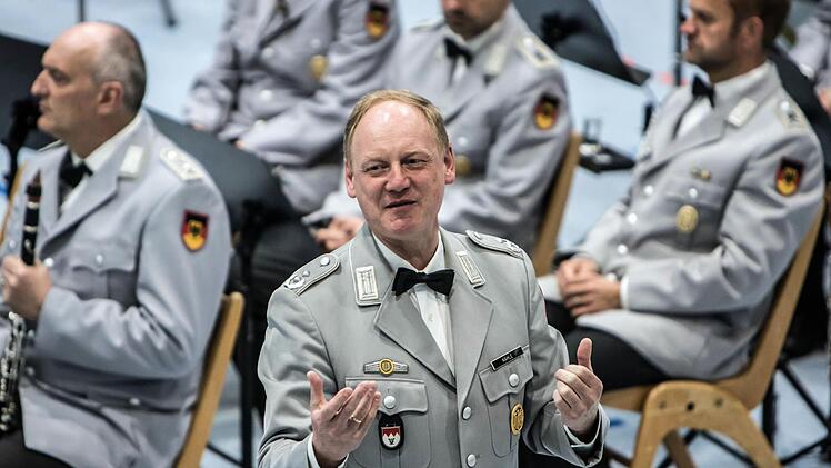 Impressionen vom Auftritt des Heeresmusikkorps Veitshöchheim in der Sporthalle der Pestalozzischule: Dirigent Roland KahleFoto: Jochen Berger