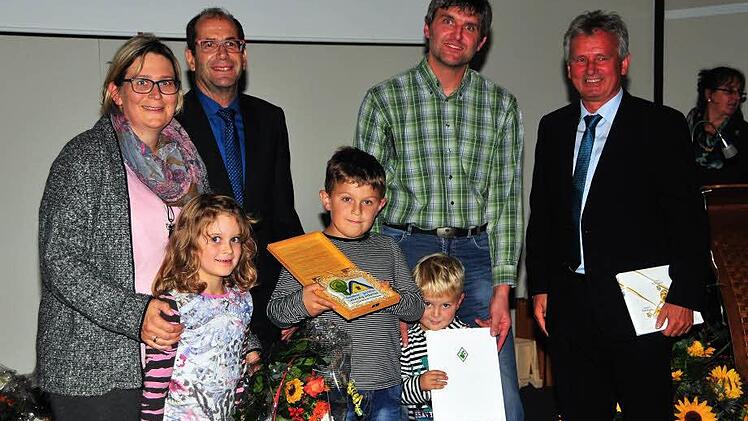 Für die beispielhafte Sanierung eines ehemaligen Gesindehauses erhielten Kathrin und Mario Ott aus Lindau die Auszeichnung. Mit im Bild der Leiter des Amtes für Ländliche Entwicklung Anton Hepple (Zweiter von links), der Trebgaster Bürgermeister Werner Diersch (rechts) und die Kinder Johannes, Elisabeth und Ludwig Ott. Foto: Stephan Herbert Fuchs