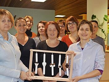Christine Kress dankte den Helferinnen beim Gesunden Pausenbrot für ihre Spende in Höhe von 450 Euro für das Gelenkmodell.  Foto: Assmann
