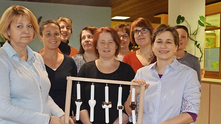 Christine Kress dankte den Helferinnen beim Gesunden Pausenbrot für ihre Spende in Höhe von 450 Euro für das Gelenkmodell.  Foto: Assmann