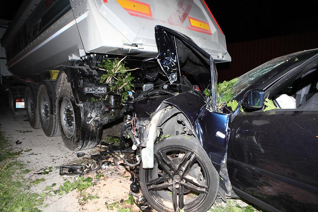 Baum gefällt und in Heck von Lastwagen gekracht - Junge Frau zu schnell im Stadtgebiet unterwegs – Autofahrerin erleidet schwere Verletzungen – Freunde müssen Aufprall aus weiterem Fahrzeug mit ansehen