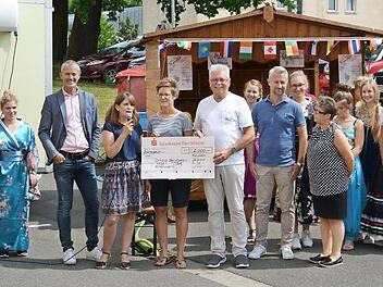 Bei der Scheck&uuml;bergae (v.&nbsp;l.): Christoph Kraus (Gesch&auml;ftsf&uuml;hrer der Weber & Ott Retail GmbH), Yurt Memer (Auszubildende), Luisa Dachwald (Auszubildende) , Oliver D&uuml;ck (Vorstand Weber & Ott AG), Kathrin Marquart (OBA), Tina Wilutzki (OBA), Waldemar Hofmann (Vorstand OBA), Simone Brand (Auszubildende) , Markus Schreiber (Gesch&auml;ftsf&uuml;hrer TONI Dress Damenmoden GmbH), Theresa Hofmann (Auszubildende), Marion Dierks (Gesch&auml;ftsf&uuml;hrerin TONI Dress Damenmoden GmbH), Ayla G&uuml;lc&uuml; (Auszubildende), Lena Teu...