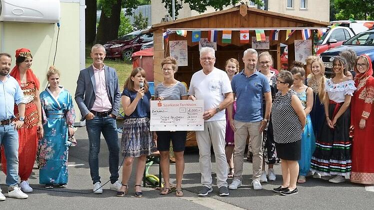 Bei der Scheck&uuml;bergae (v.&nbsp;l.): Christoph Kraus (Gesch&auml;ftsf&uuml;hrer der Weber & Ott Retail GmbH), Yurt Memer (Auszubildende), Luisa Dachwald (Auszubildende) , Oliver D&uuml;ck (Vorstand Weber & Ott AG), Kathrin Marquart (OBA), Tina Wilutzki (OBA), Waldemar Hofmann (Vorstand OBA), Simone Brand (Auszubildende) , Markus Schreiber (Gesch&auml;ftsf&uuml;hrer TONI Dress Damenmoden GmbH), Theresa Hofmann (Auszubildende), Marion Dierks (Gesch&auml;ftsf&uuml;hrerin TONI Dress Damenmoden GmbH), Ayla G&uuml;lc&uuml; (Auszubildende), Lena Teu...