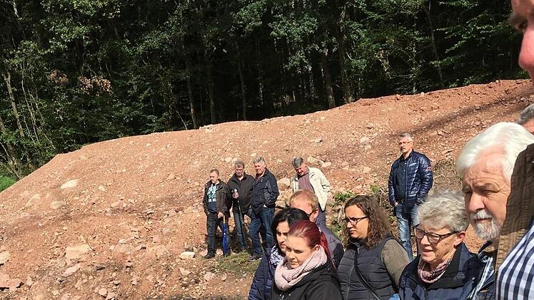 Mächtige Erdarbeiten waren für die Sanierung der beiden Quellen am Leimerfeld nötig. Etliche Bürger zeigten Interesse. Foto: Jochen Vogel